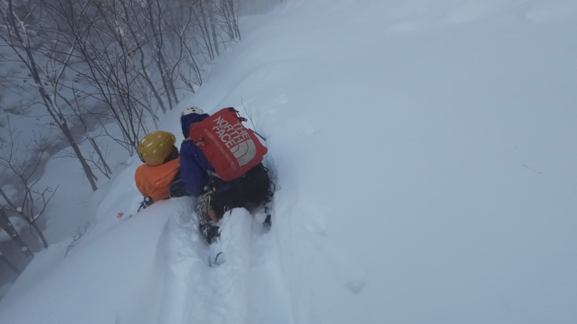 遭難したアメリカ人の男性を救助する北海道警の山岳遭難救助隊(提供 道警)