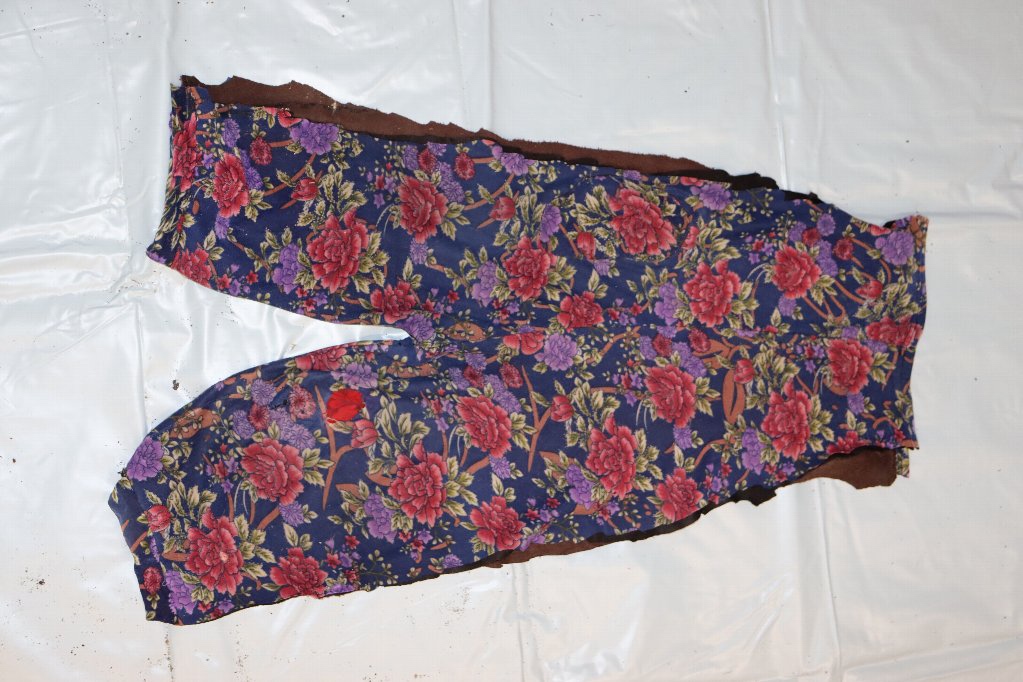 公開された身元不明遺体のズボン(提供 道警)