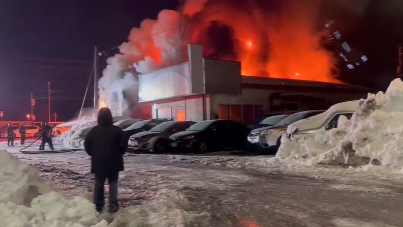 消火活動が続く火災現場(撮影 視聴者)