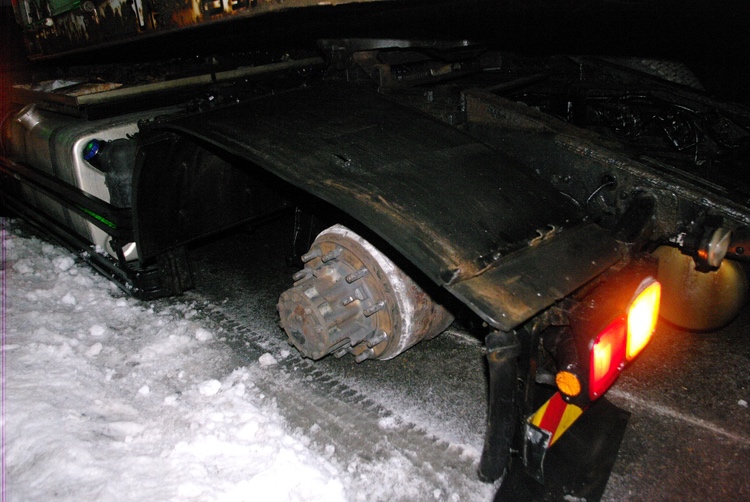 大型トレーラーからタイヤが外れる脱輪事故(北海道警提供)