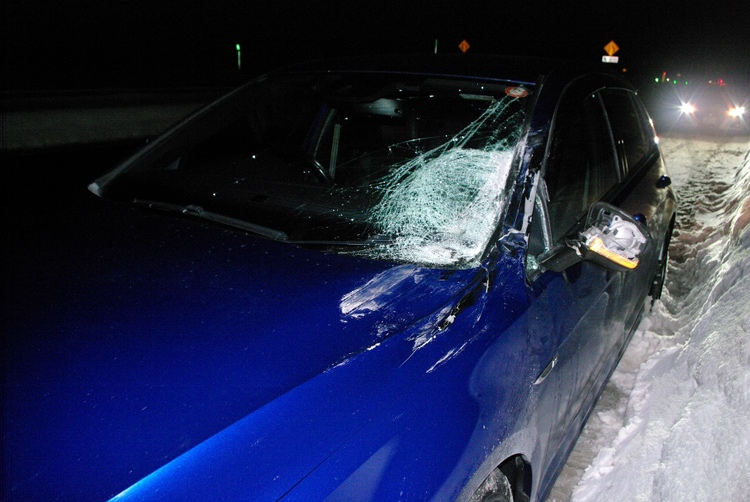タイヤは反対車線を走行していた乗用車のフロントガラスに衝突(北海道警提供)