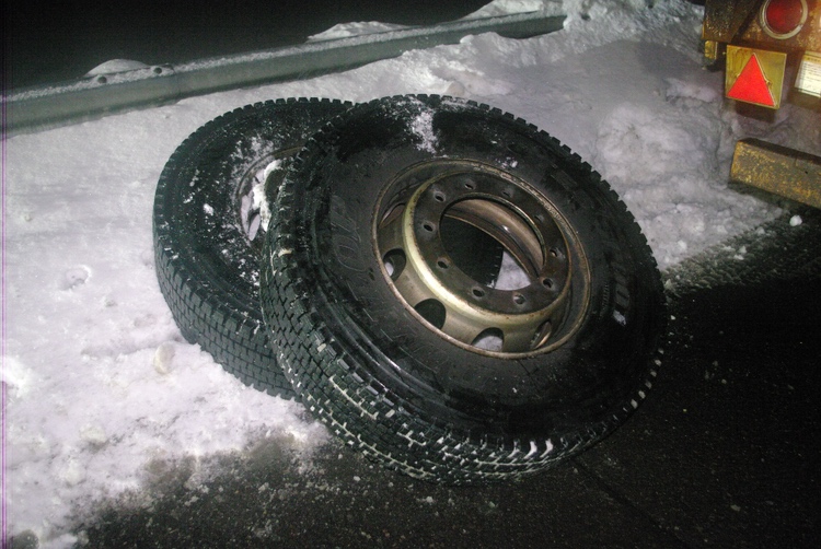 大型トレーラーから外れたタイヤ(北海道警提供)