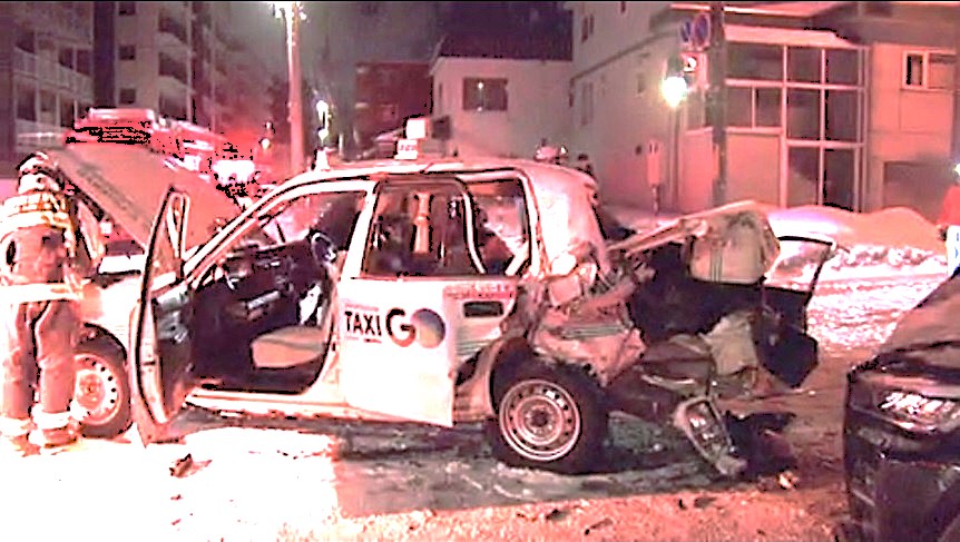 大破したタクシー