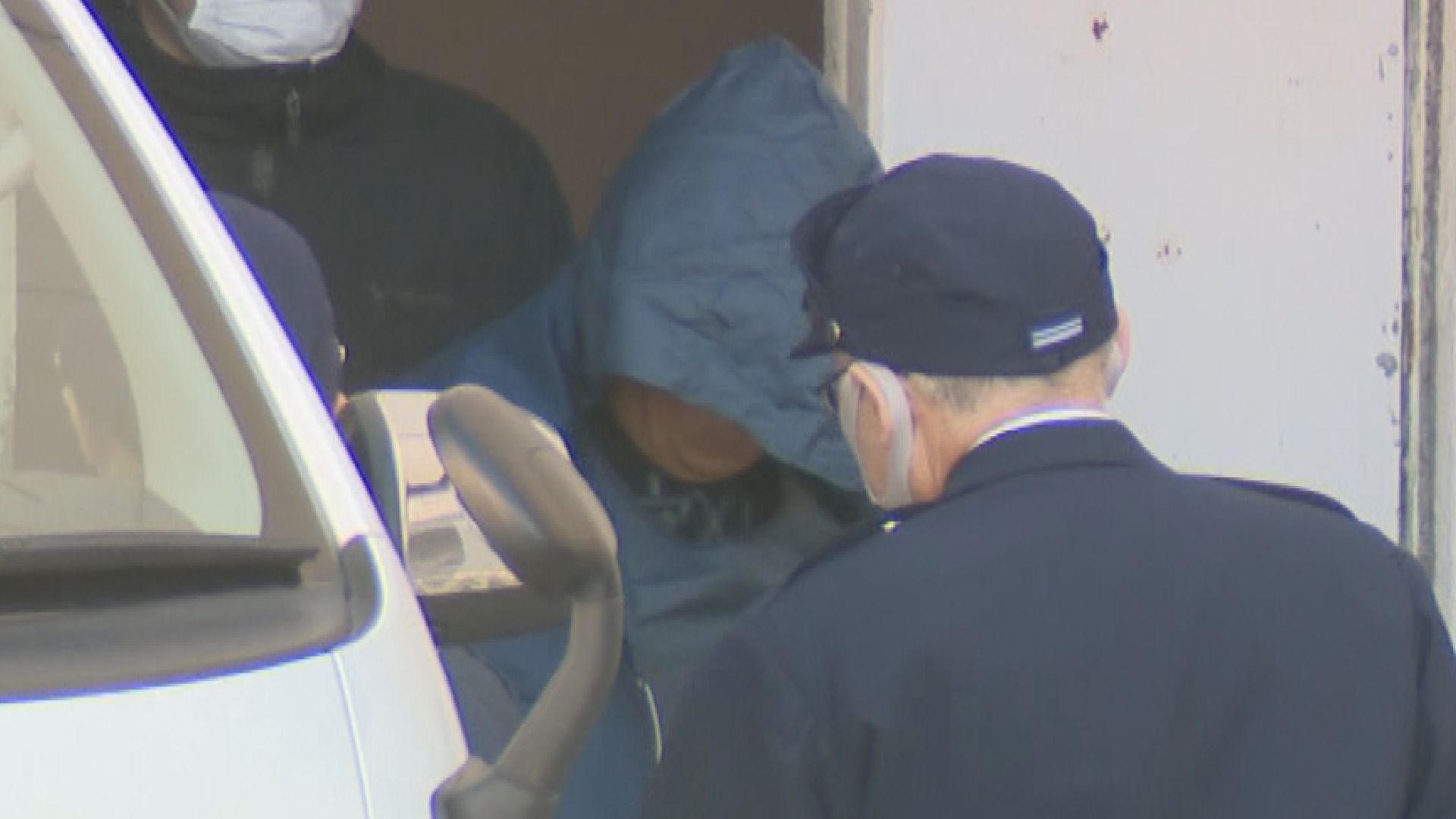 送検される塚本洋一容疑者(41)