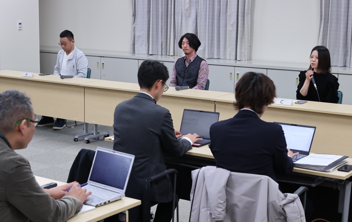 記者団の取材に応じる裁判員