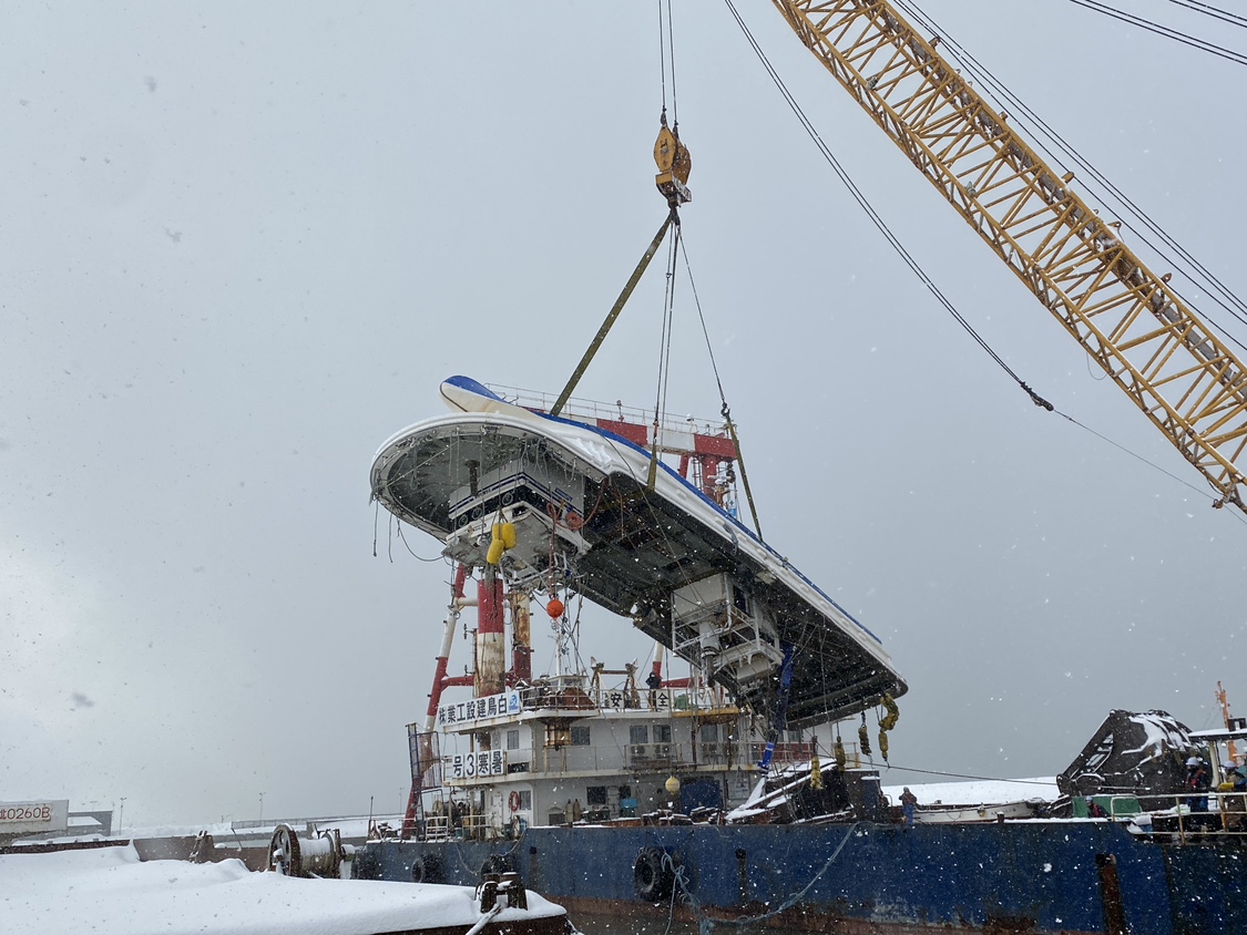 転覆した「第二十八三宝丸」(羽幌港)