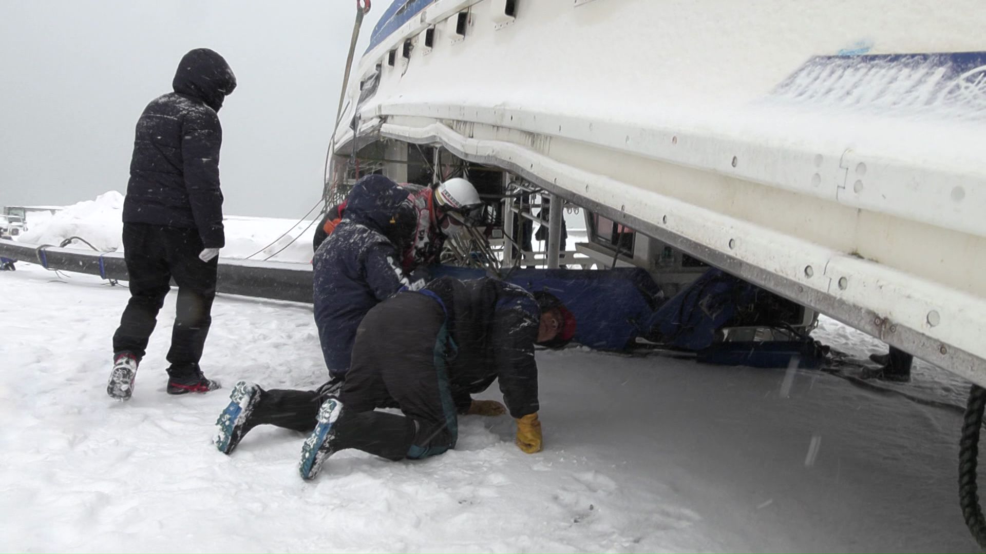 陸揚げして船内を調査