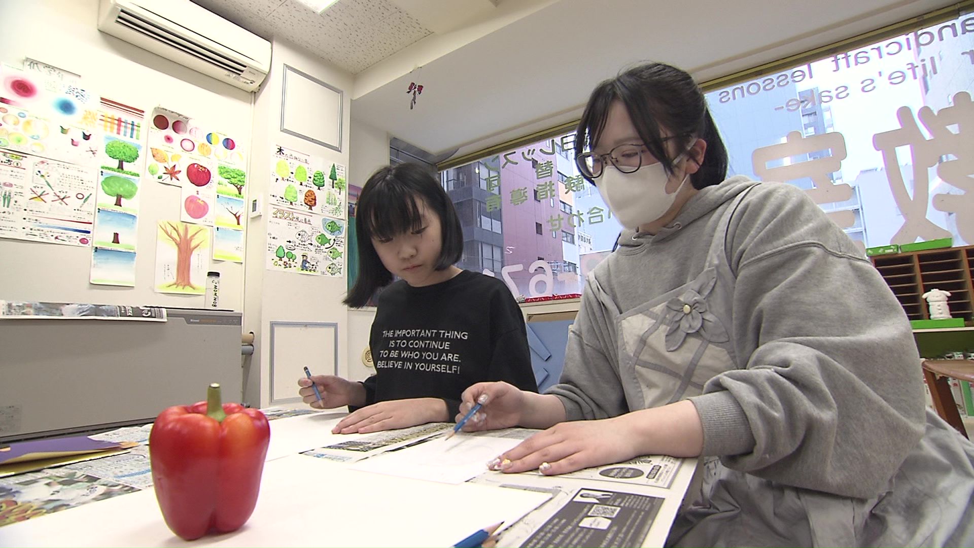 パプリカのデッサンに取り組む生徒