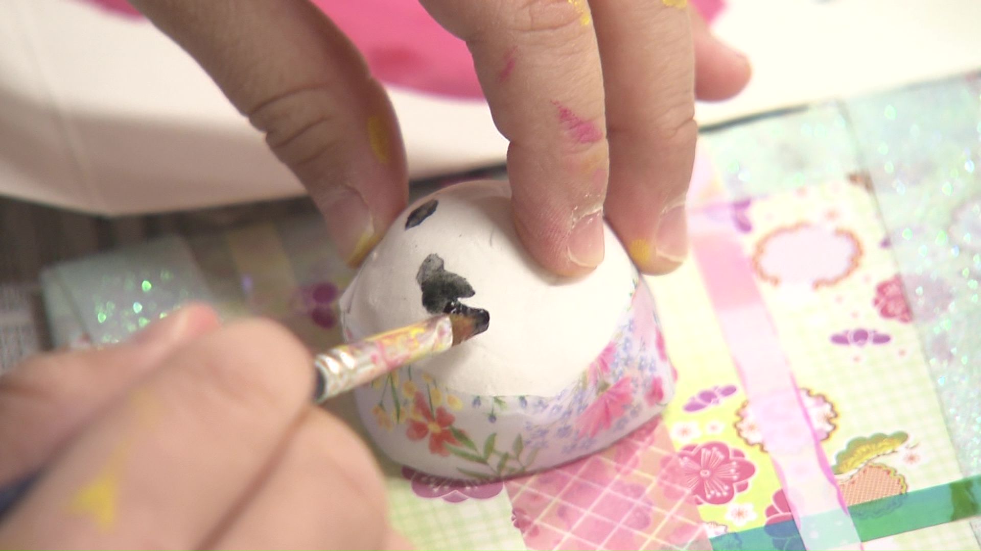 紙粘土に色を塗る生徒も