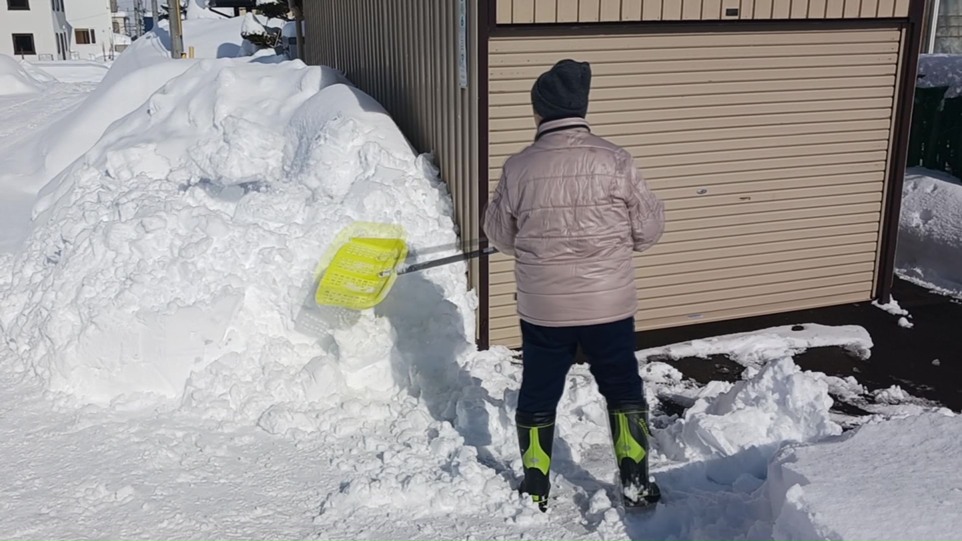 雪かきに追われる札幌市民