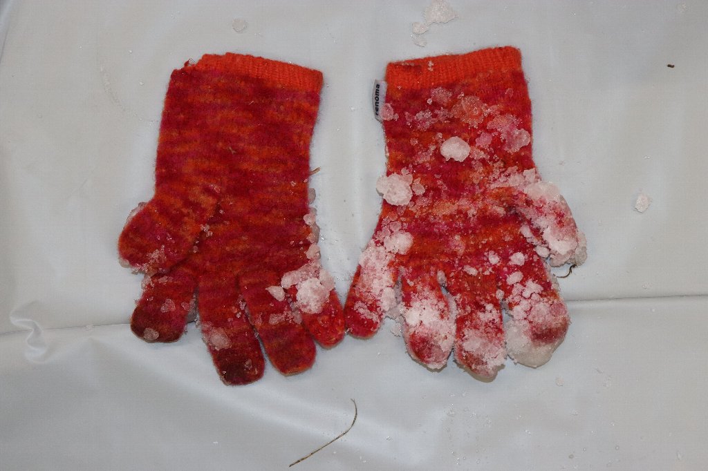 情報提供を呼び掛ける身元不明遺体の衣服など(提供:道警)