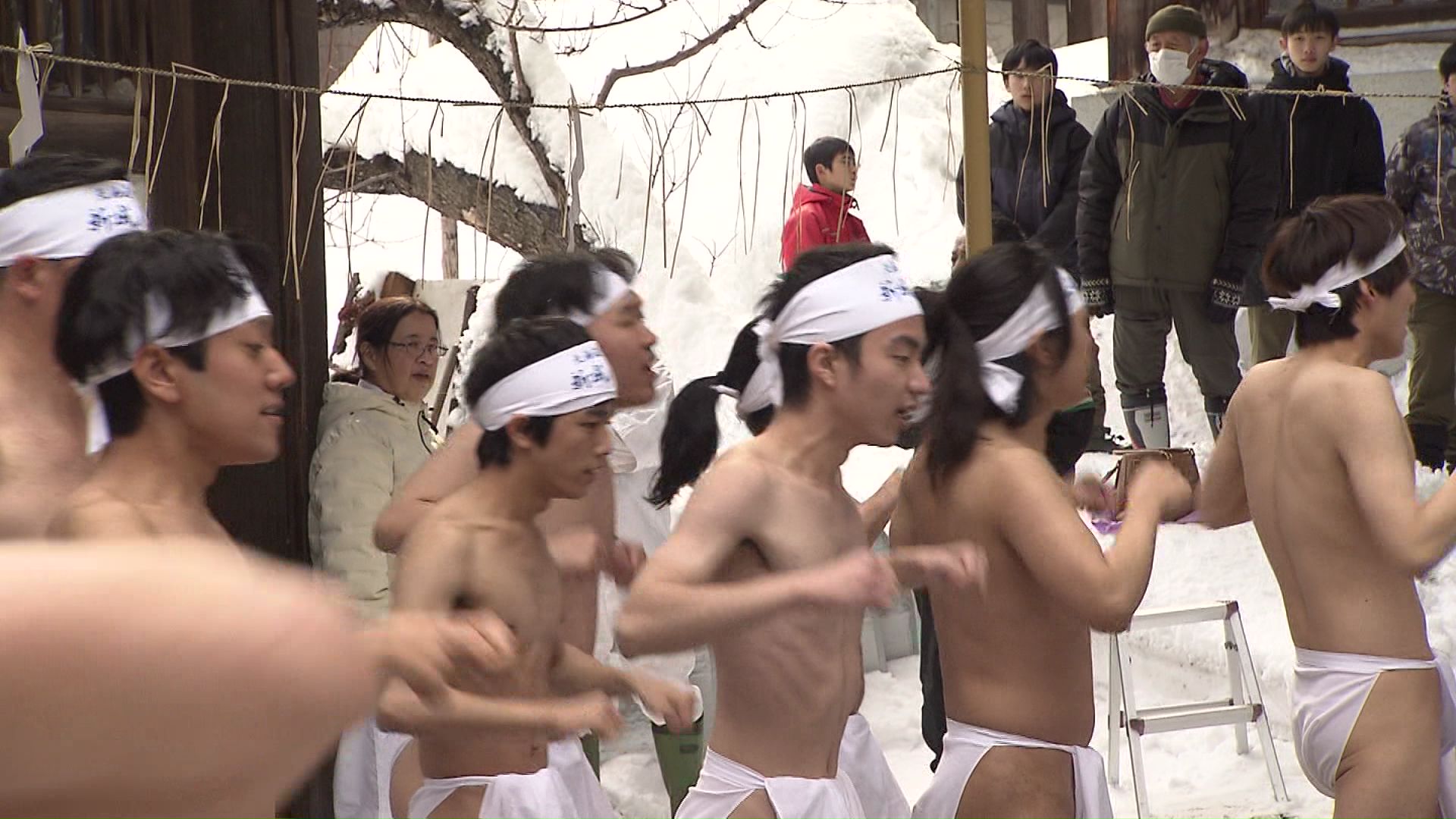 寒中みそぎを体験する二十歳の男女