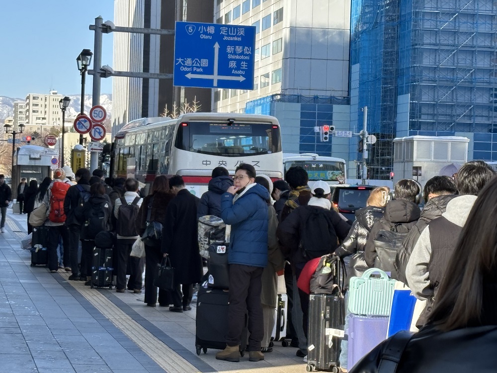新千歳空港に向かうバスを待つ客