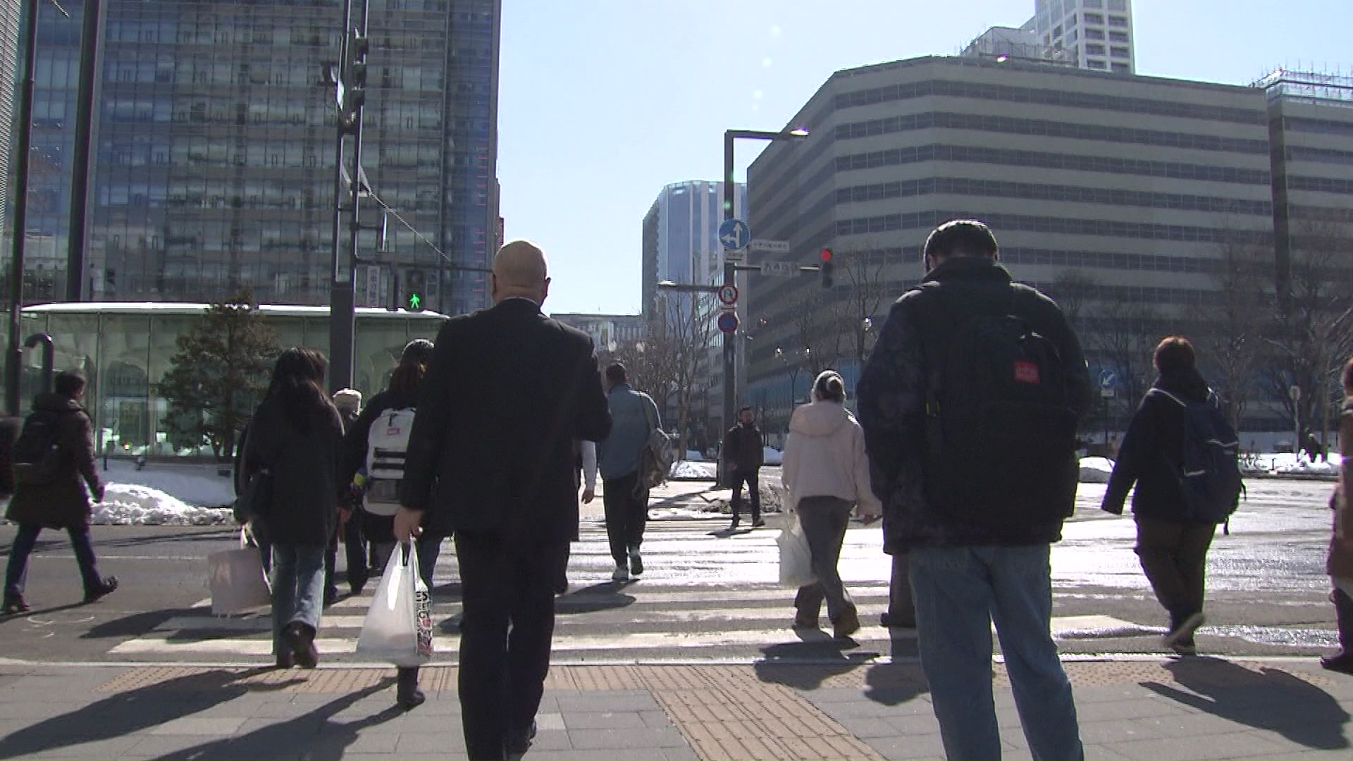 春の陽気を感じる大通公園近く