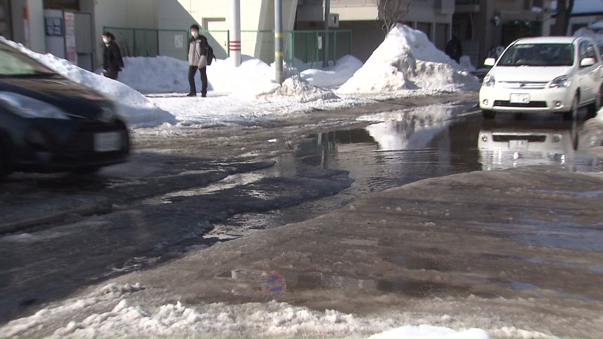 水たまりのできた道路