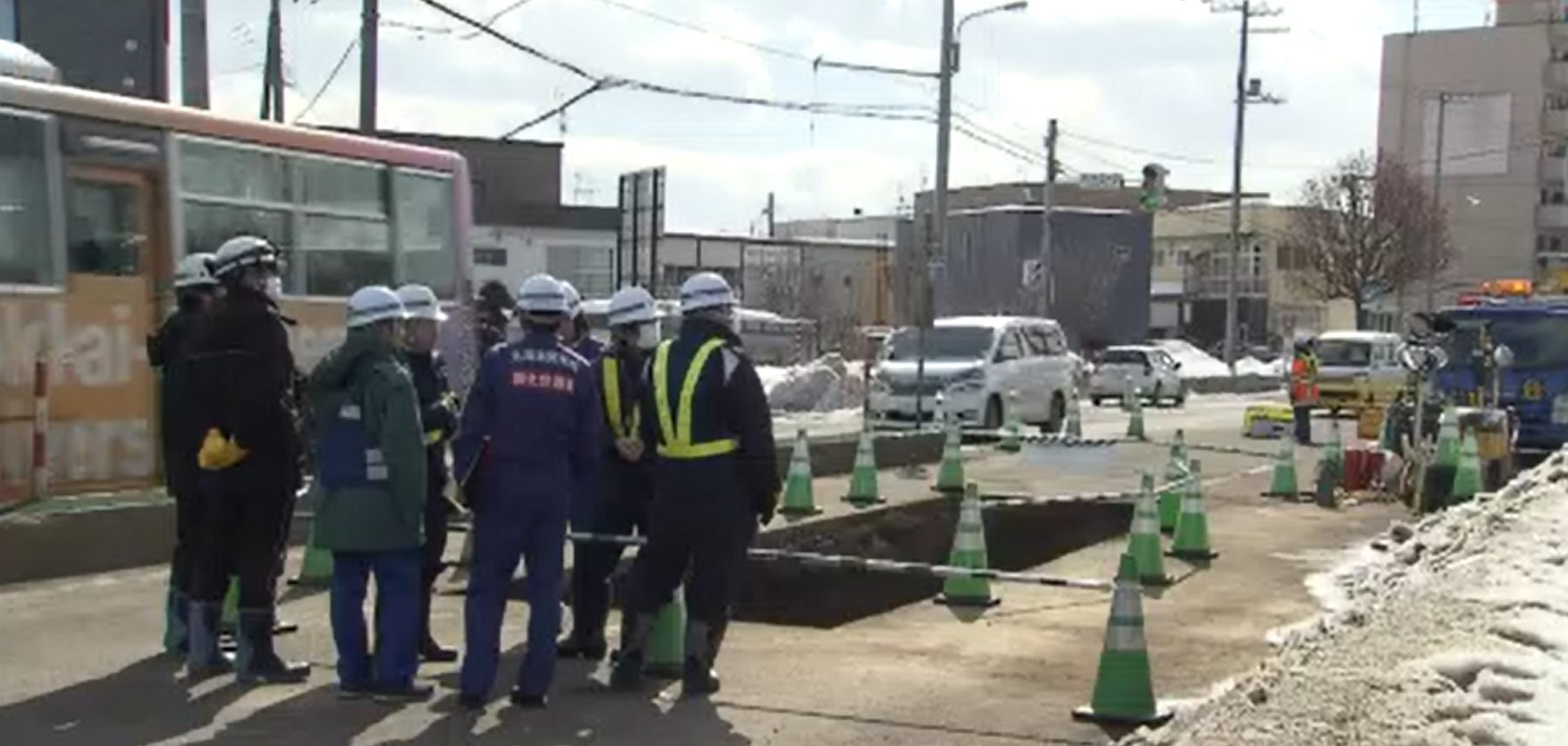 道路陥没の現場 札幌市清田区