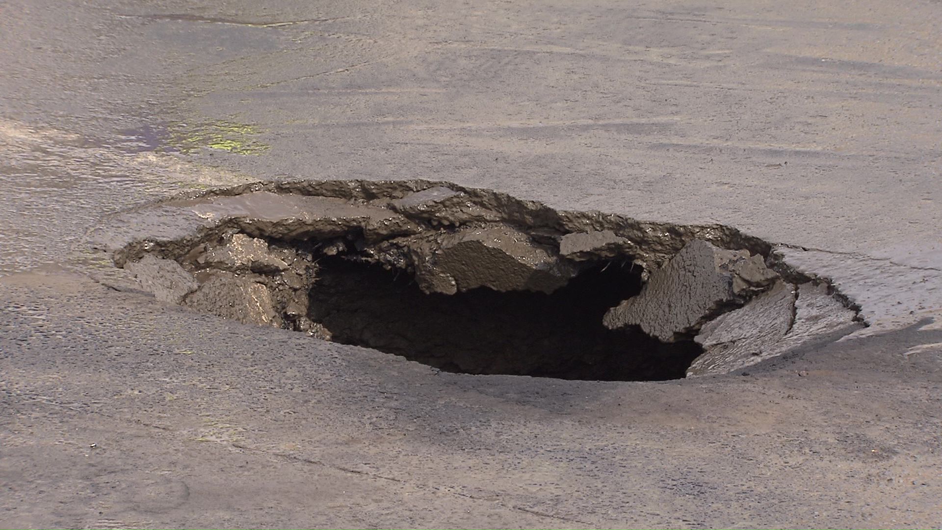道路に穴が…