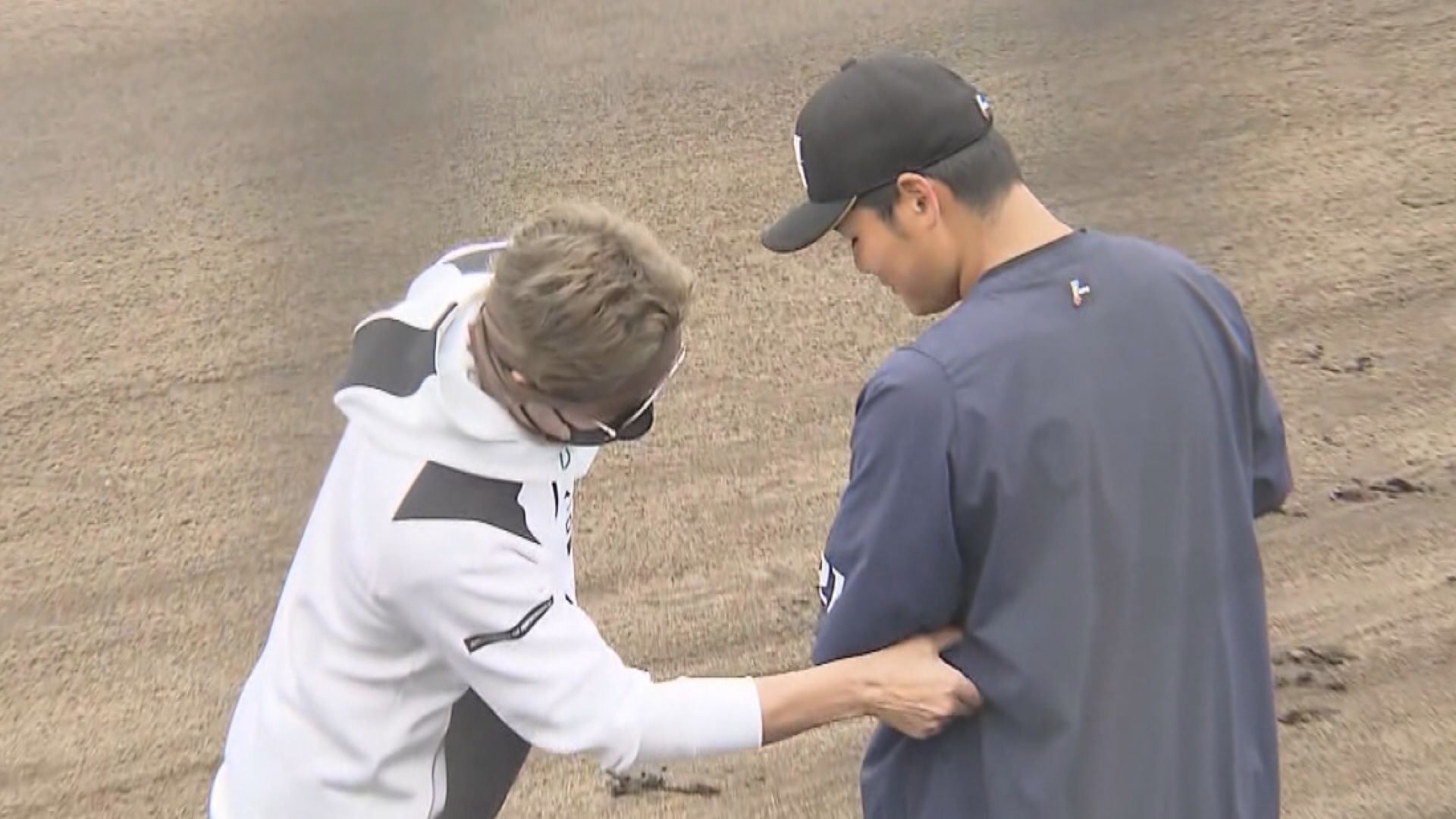 2021年秋季キャンプ 新庄監督に脇腹をつままれる清宮選手