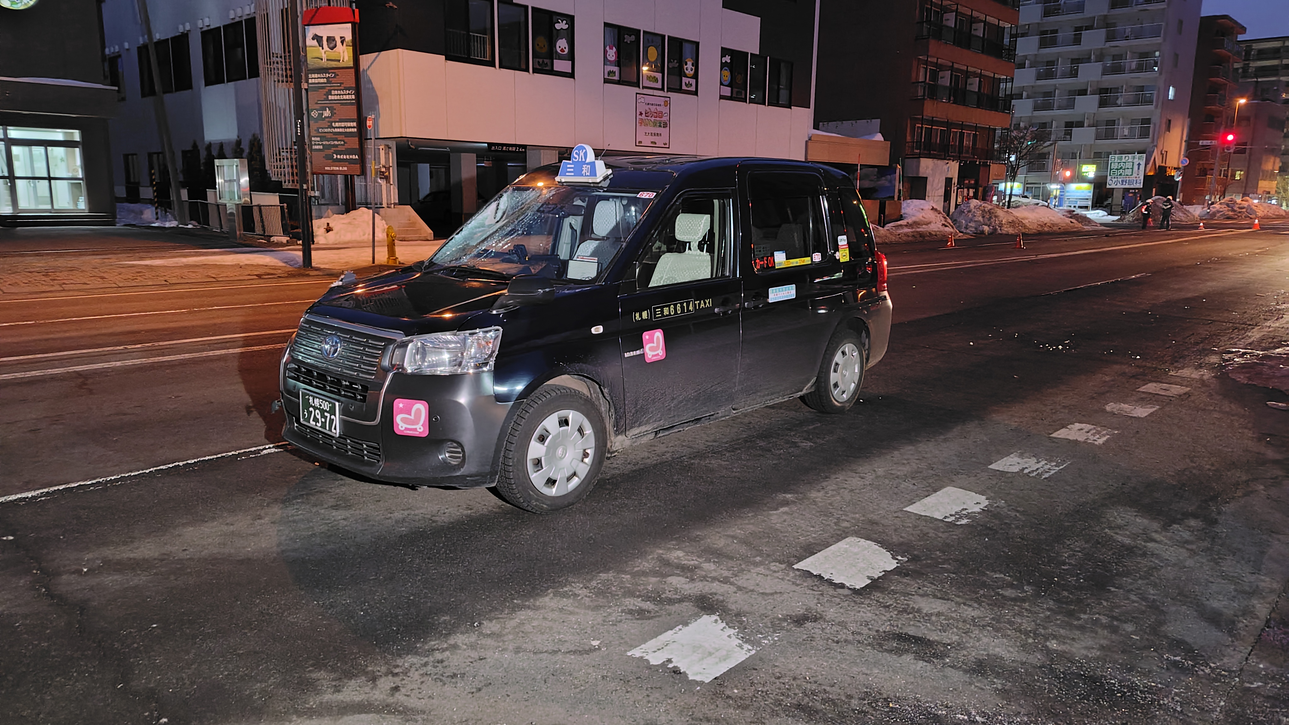 横断中の30代から40代ぐらいの男性がタクシーにはねられた事故現場