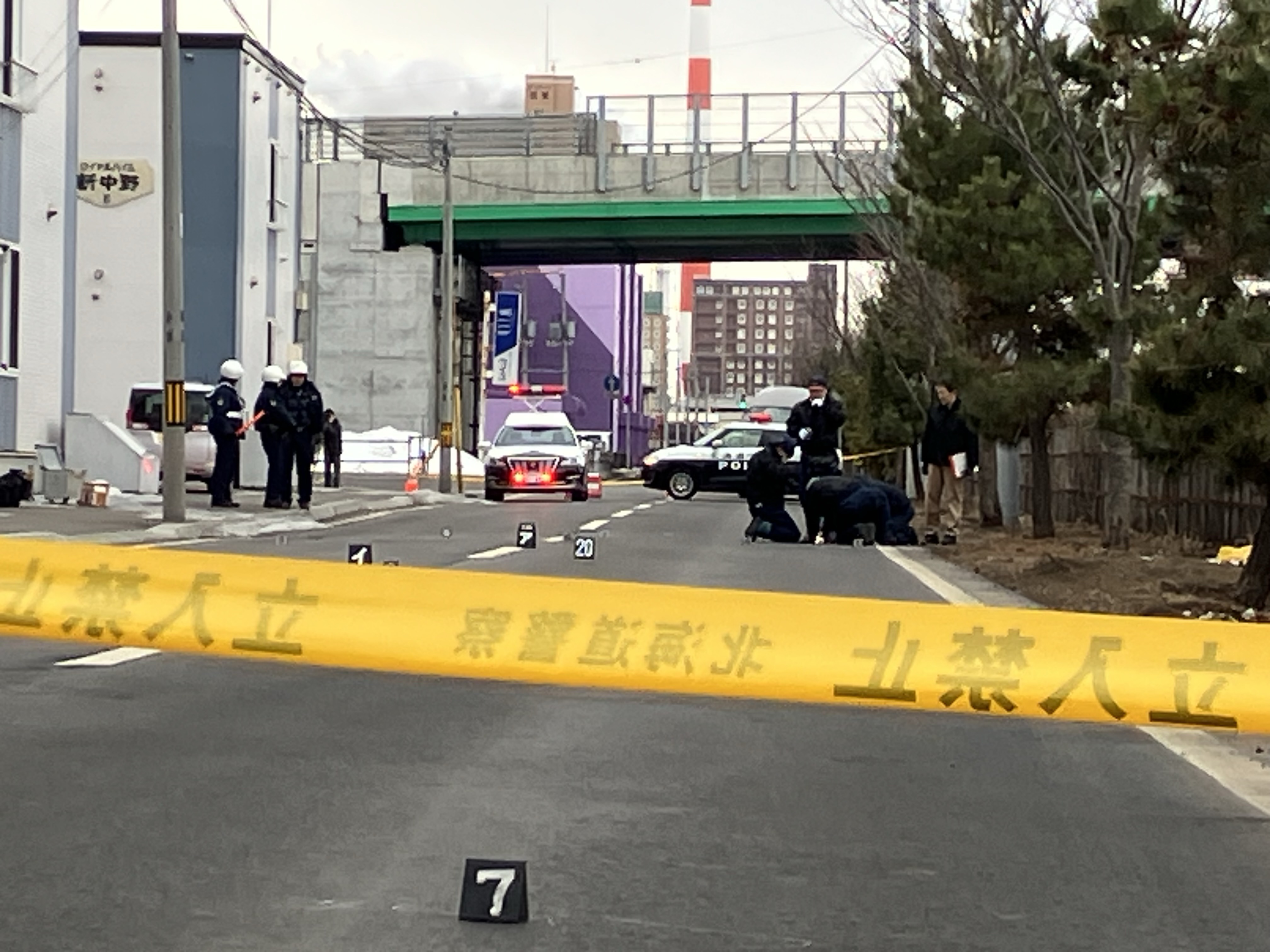警察の捜査が続く北海道苫小牧市の現場