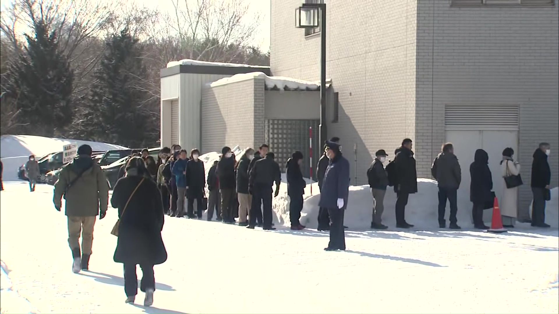 裁判所には長蛇の列が…