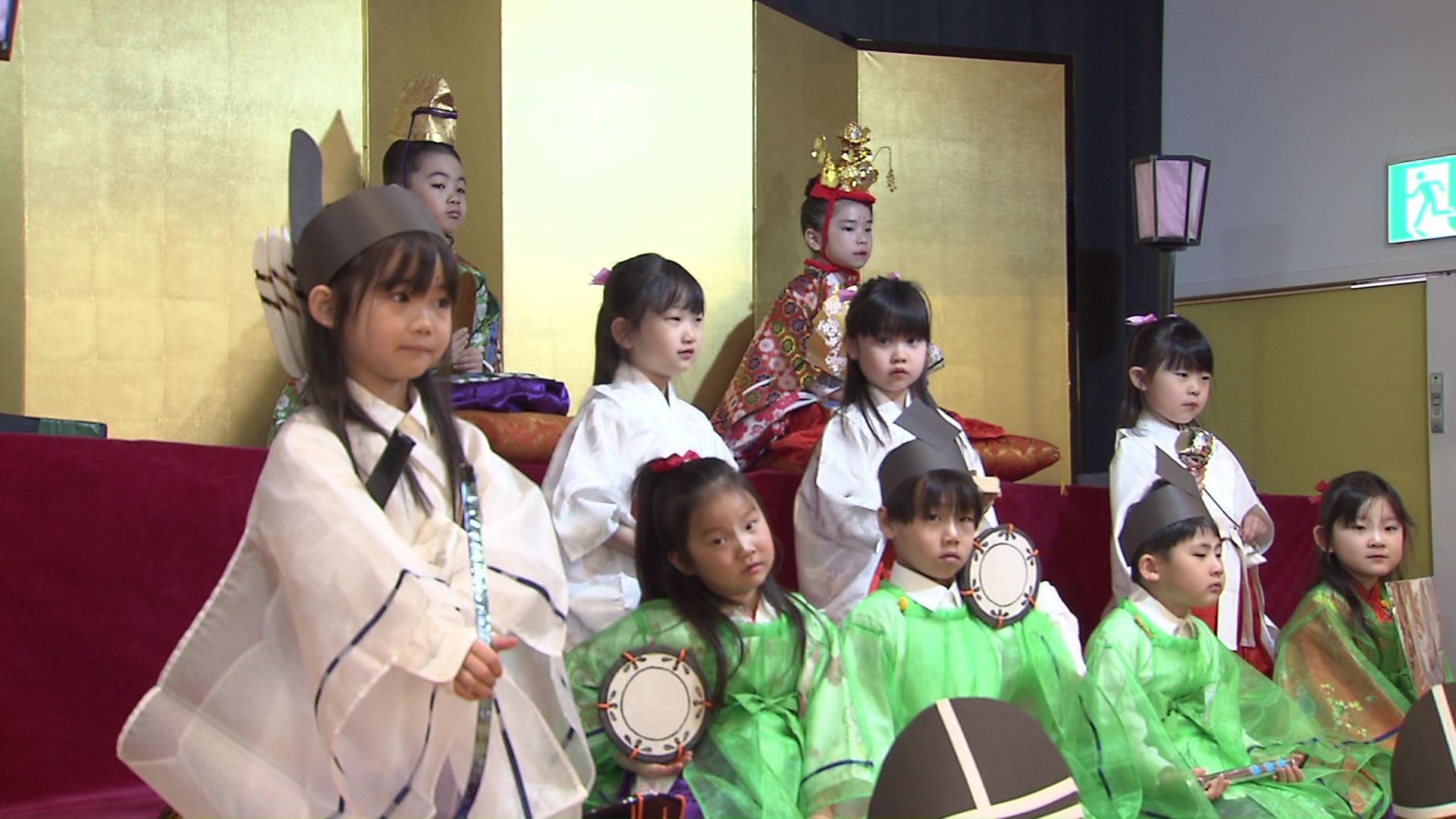 園児がひな人形姿に