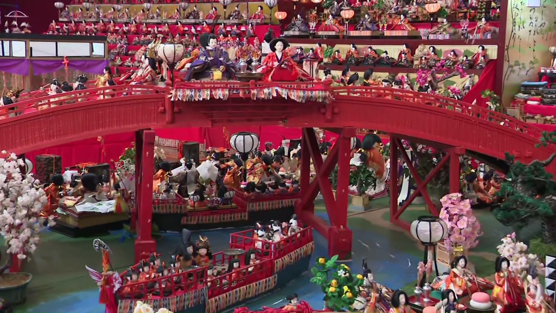 ホールを埋め尽くすひな人形