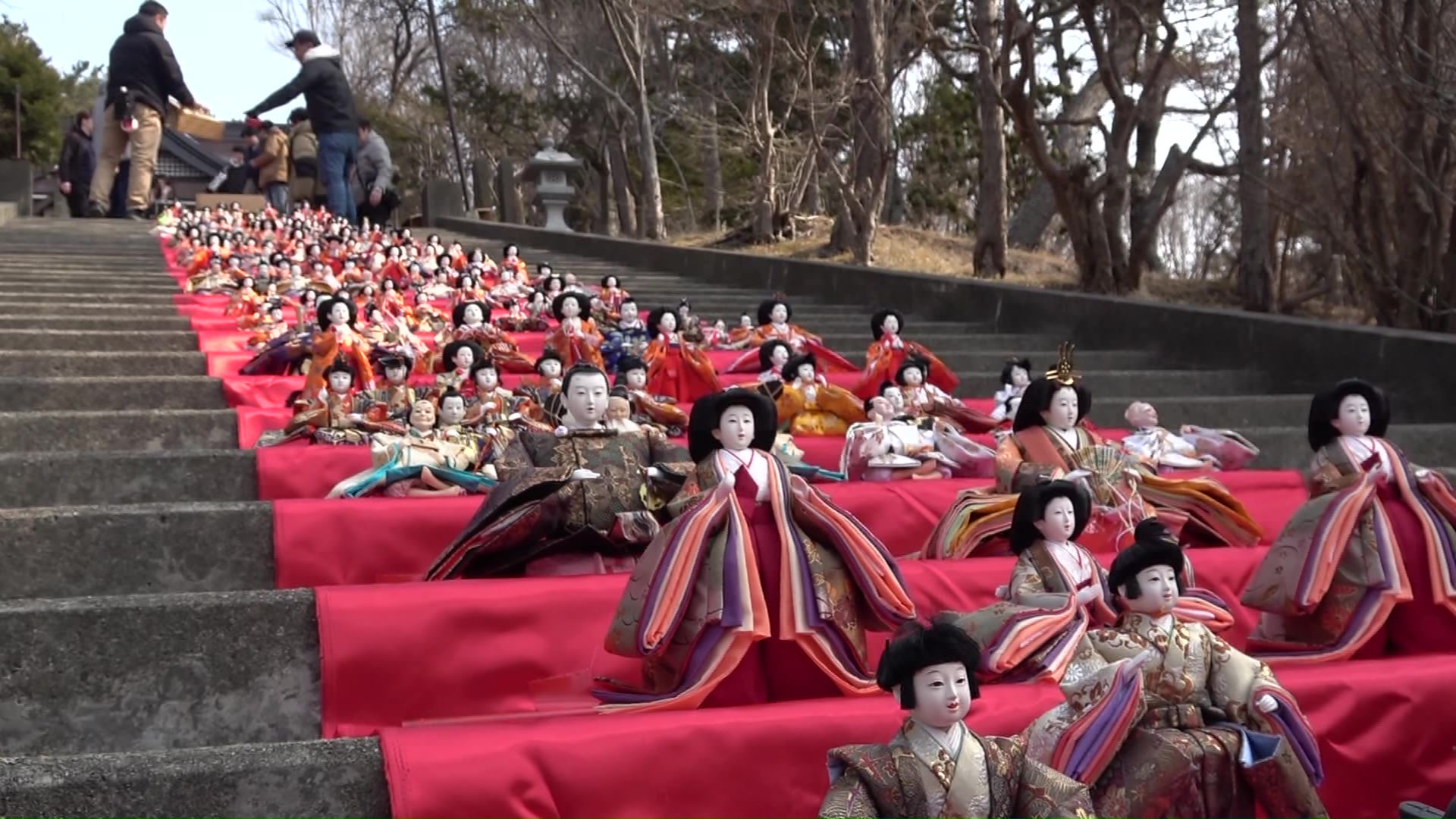 神社の石段に並ぶひな人形