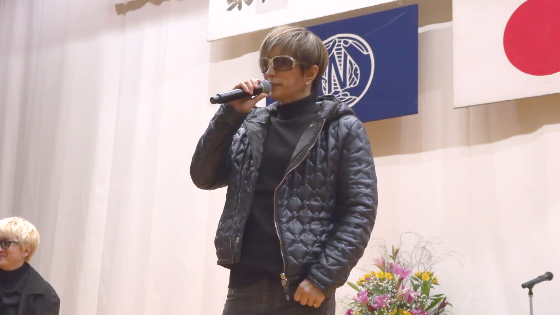 卒業生の前に登場するGACKTさん