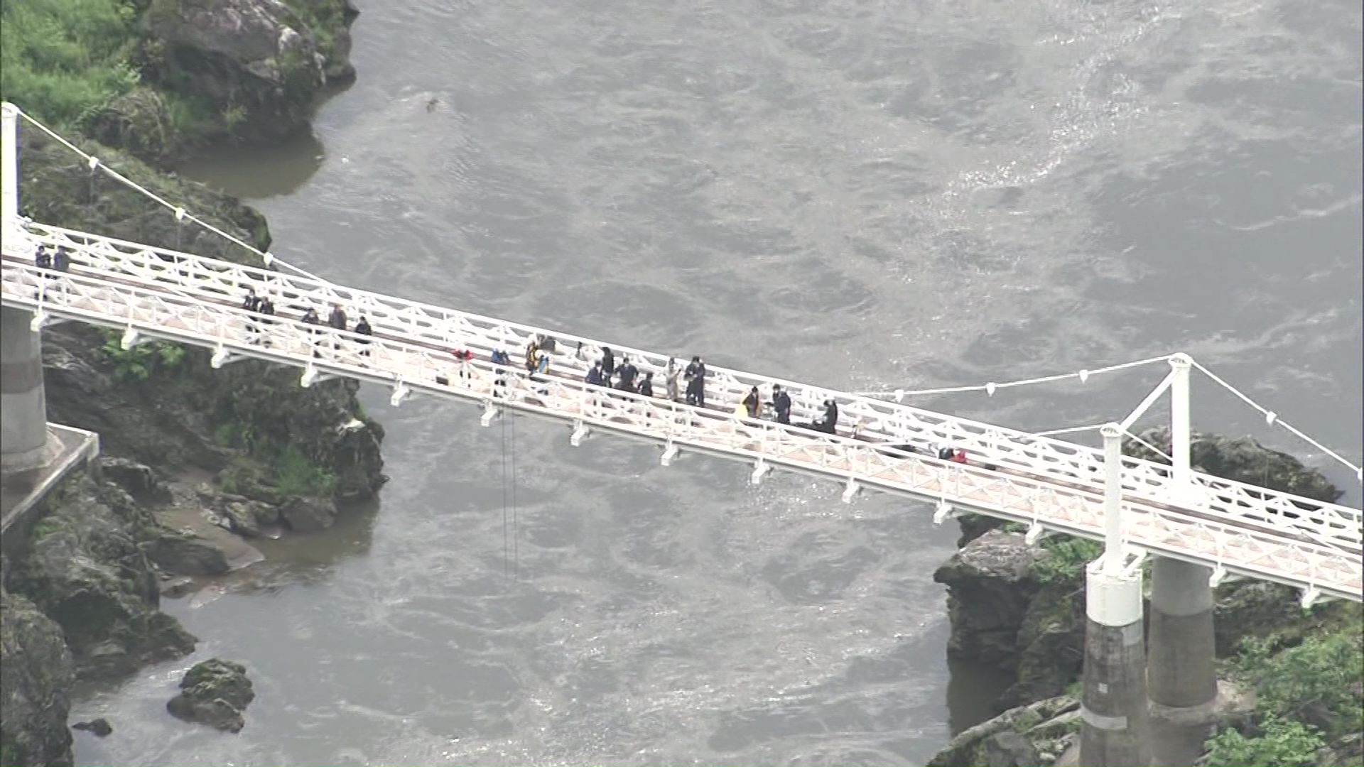 女子高校生を川に転落させ殺害した罪