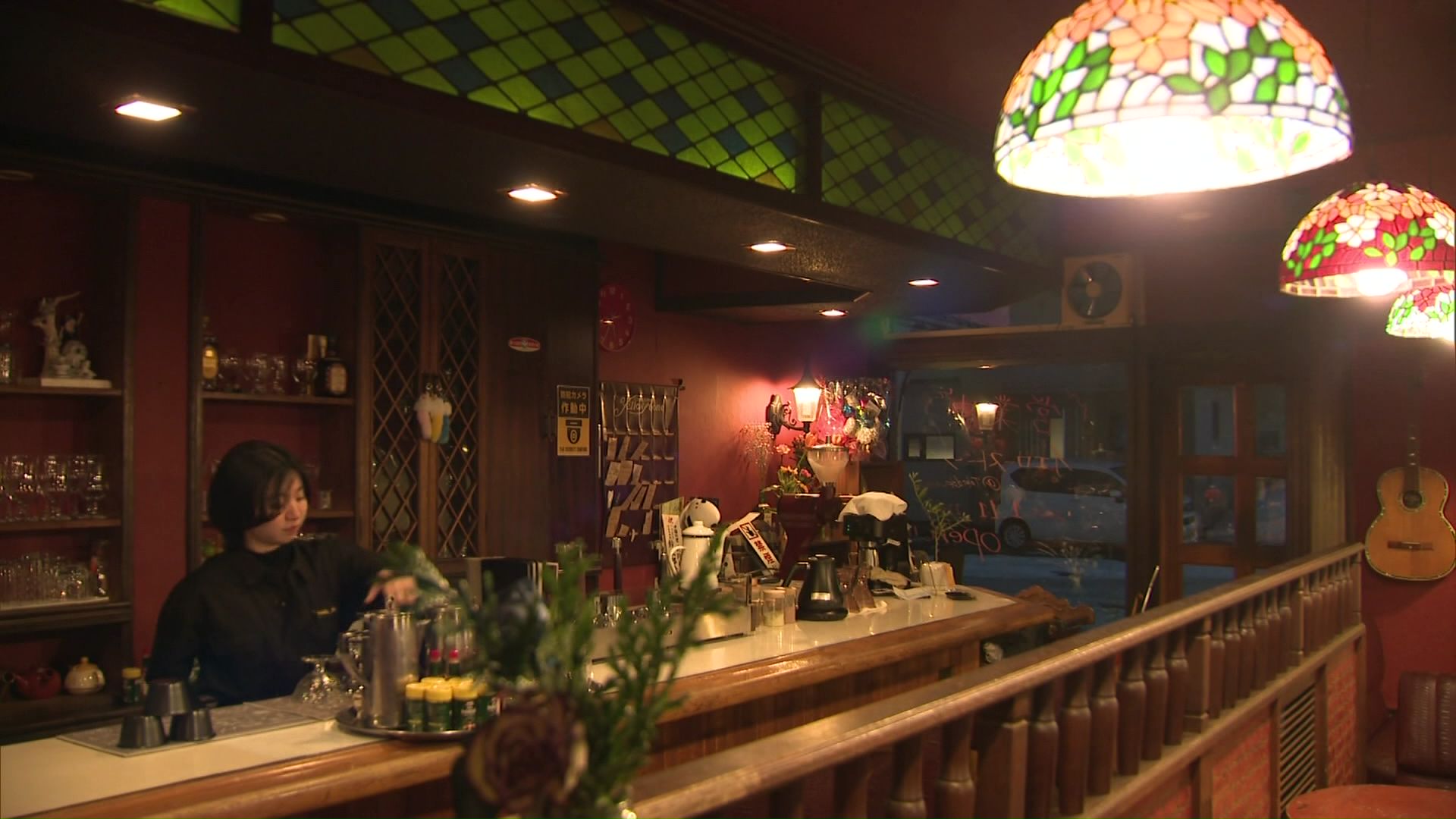 ステンドグラスが灯る店内