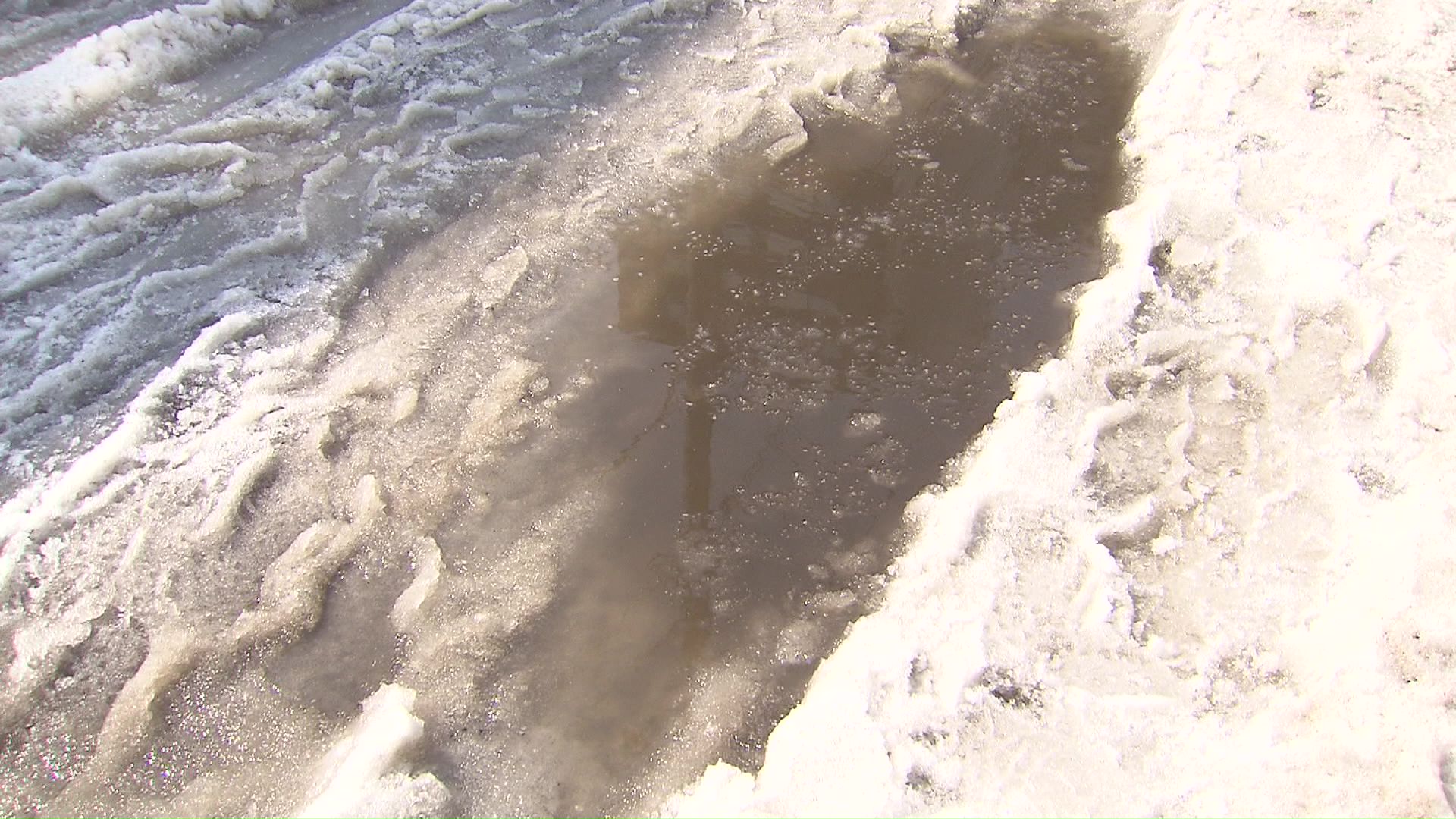 雪解けによる大きな水たまり