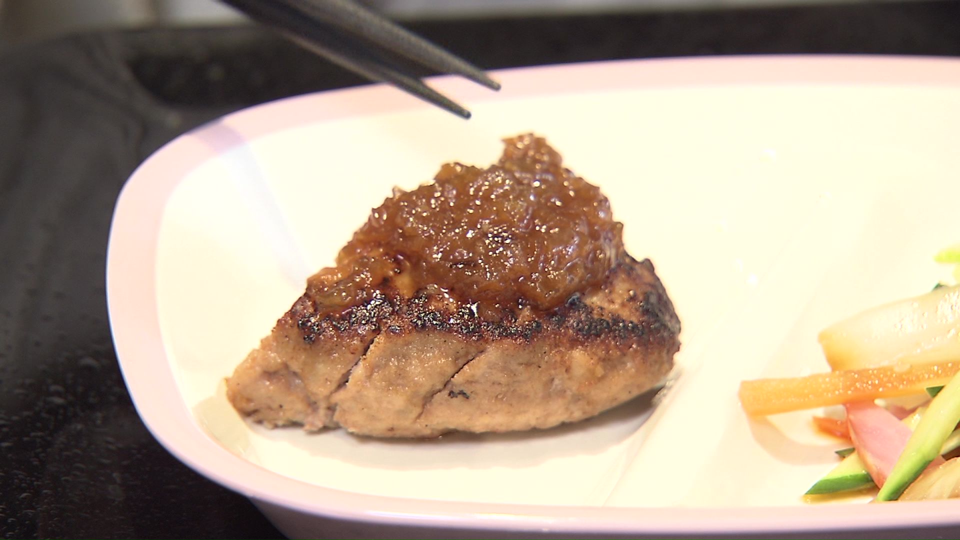 アップルソースたっぷり!由仁町のハンバー グ