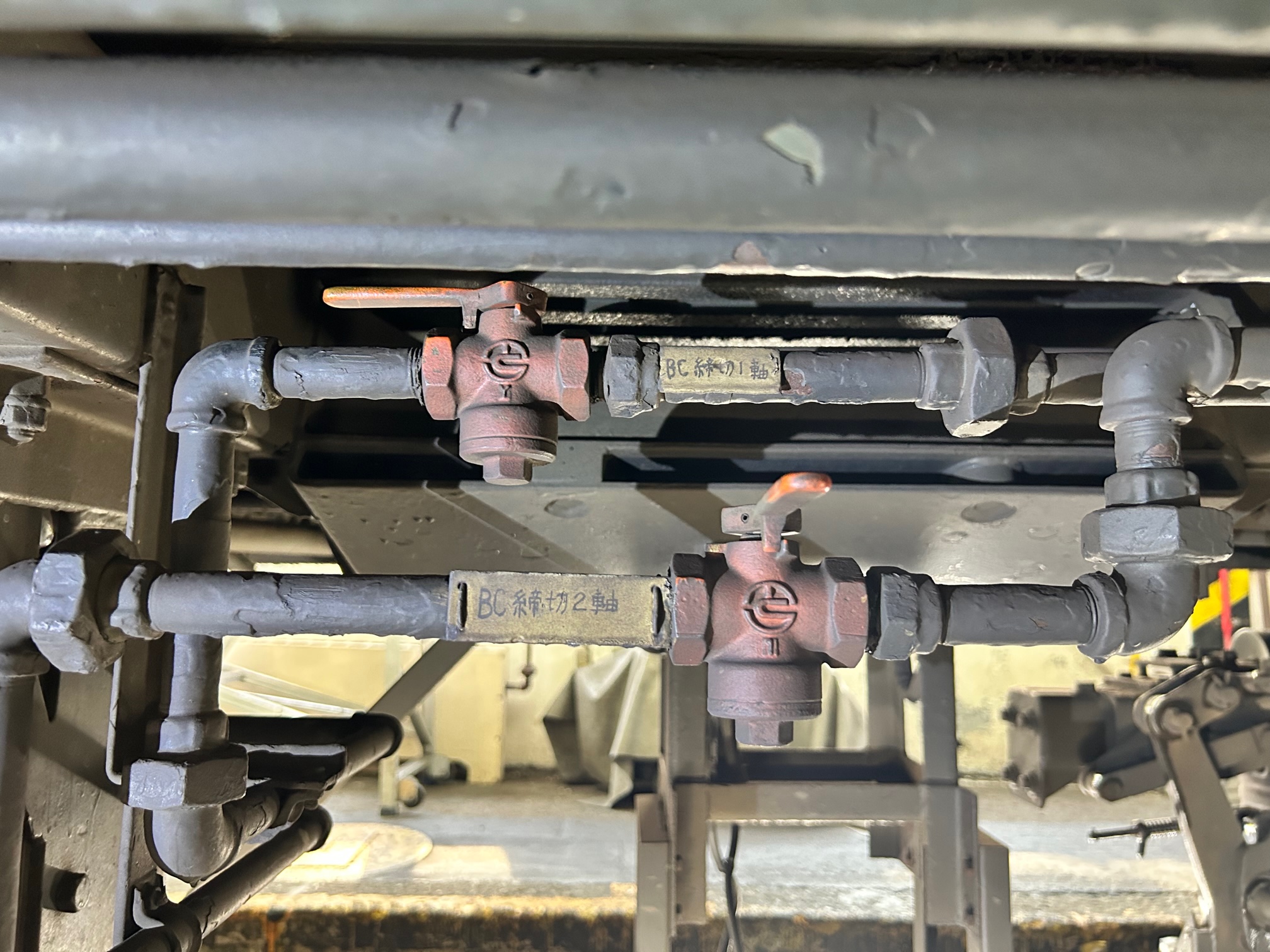 不具合があった車両と同形式のブレーキシリンダーコック(JR北海道提供。下側のピンク色の器具が閉じた状態)