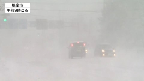 ホワイトアウト状態の根室市内…車もヘッドライトを点灯し走行