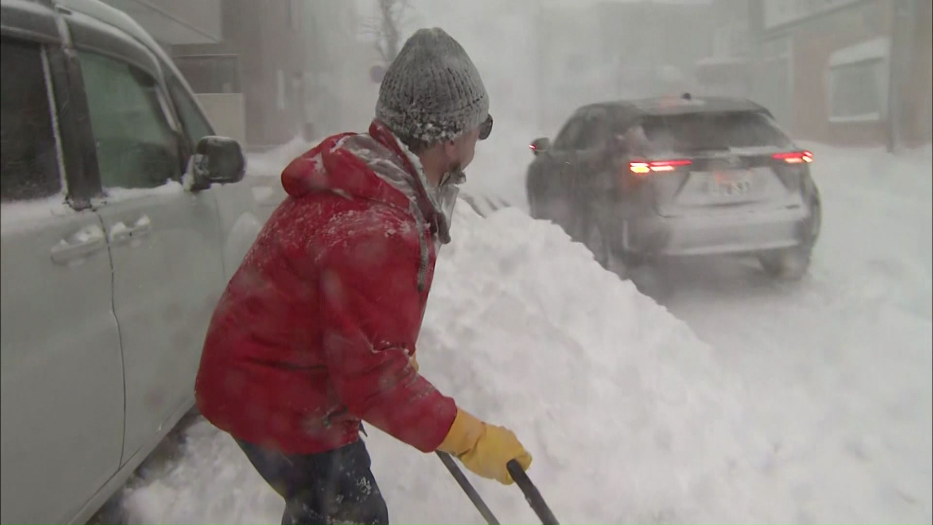 根室市では猛吹雪のなか除雪をする市民の姿も
