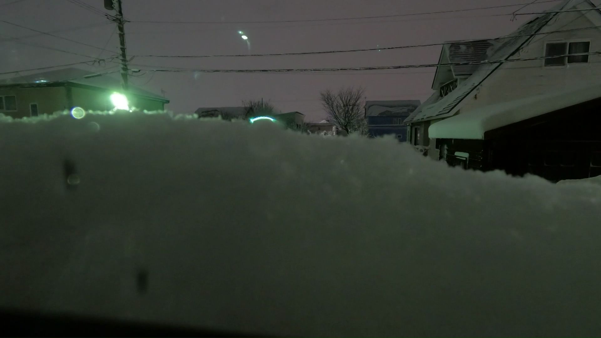 窓に積もった雪
