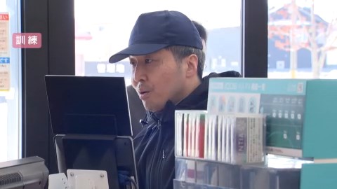 しつこく絡むカスハラ客に扮する警察官