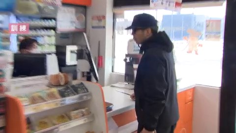 刃物を持った男が侵入したとの想定