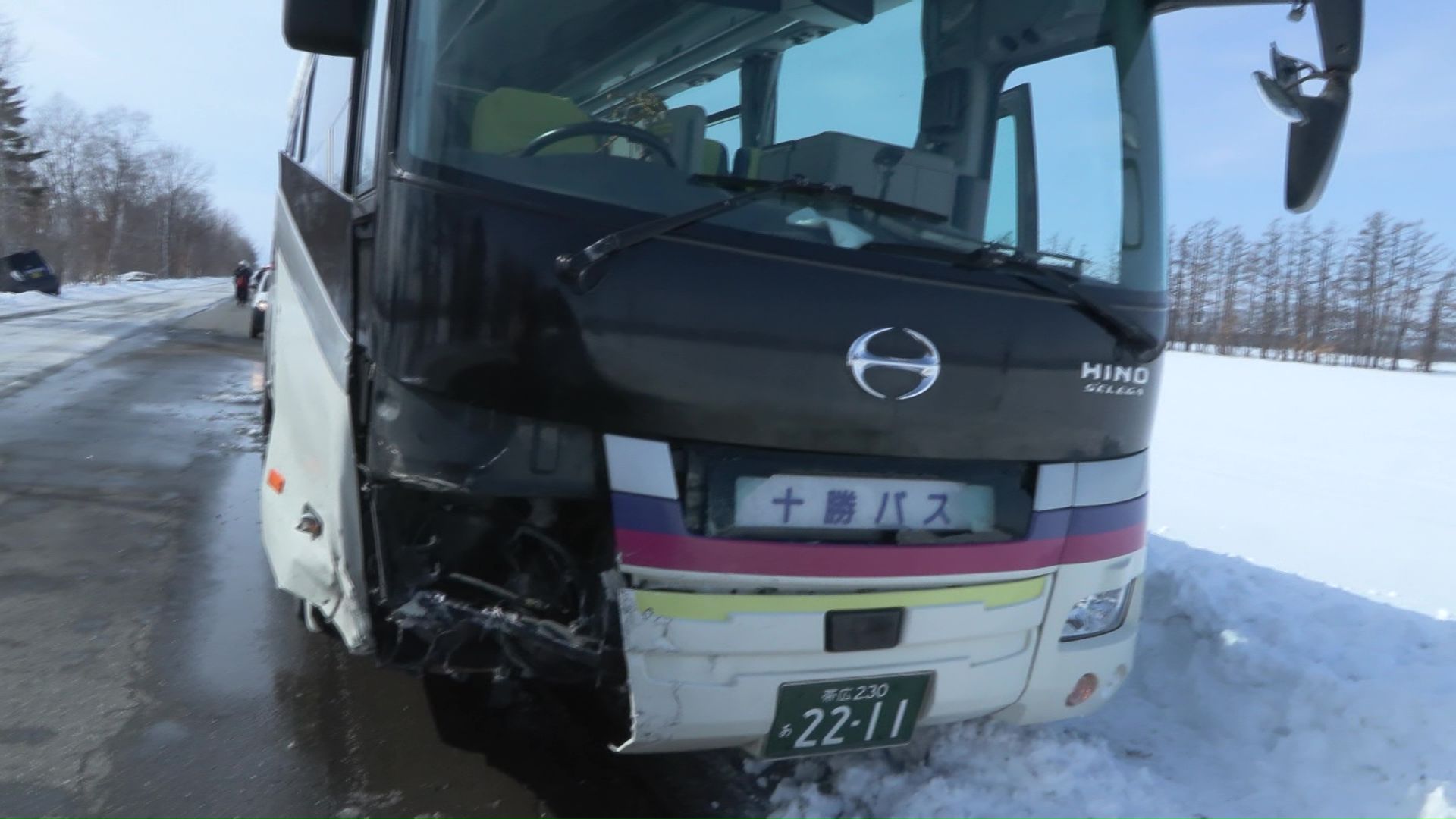 前が破損したスクールバス