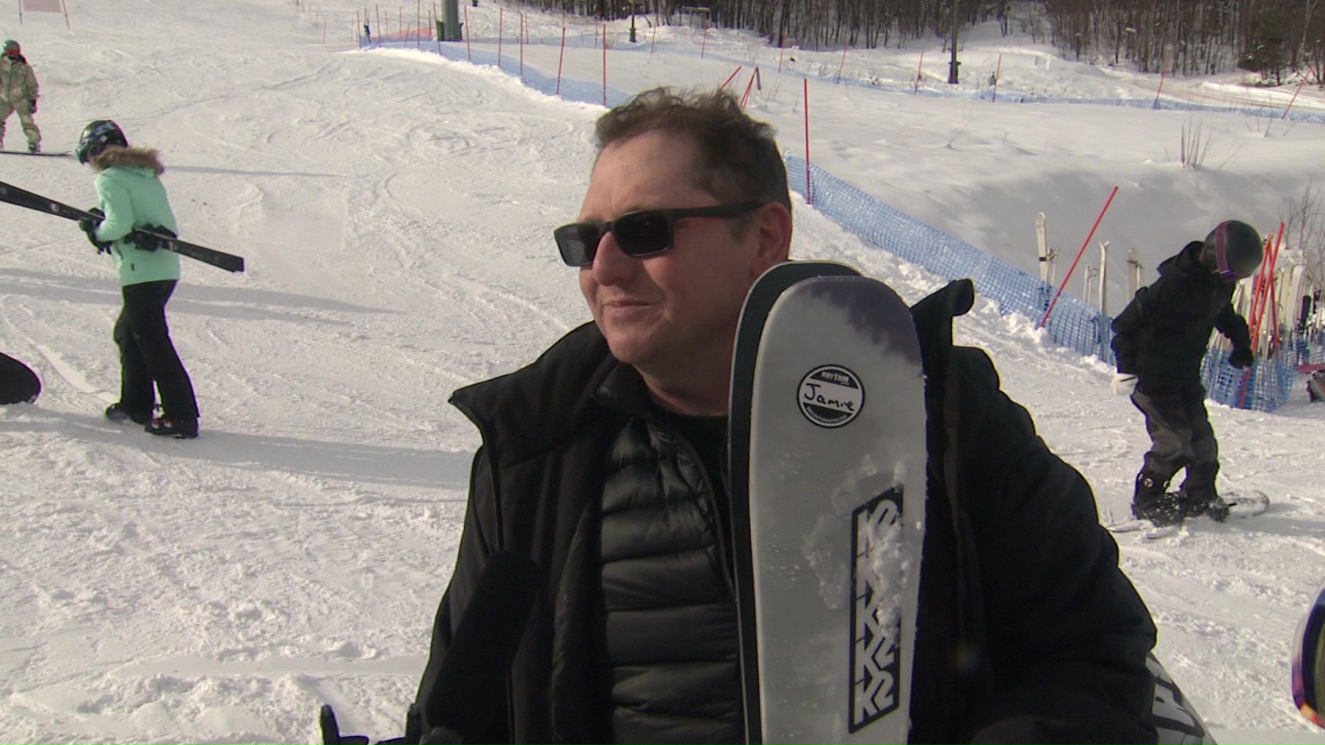 富良野市でウィンタースポーツを楽しむ外国人