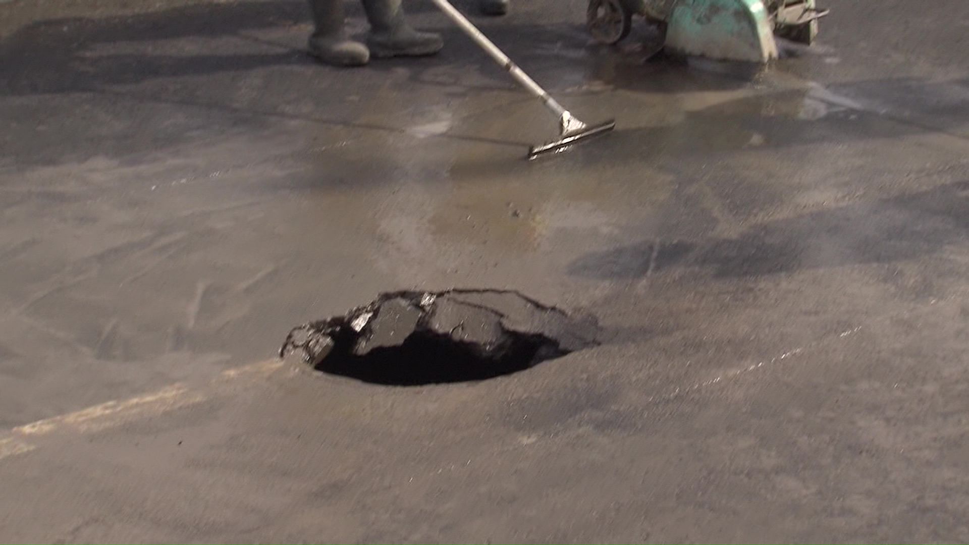 2月末 道路に見つかった穴