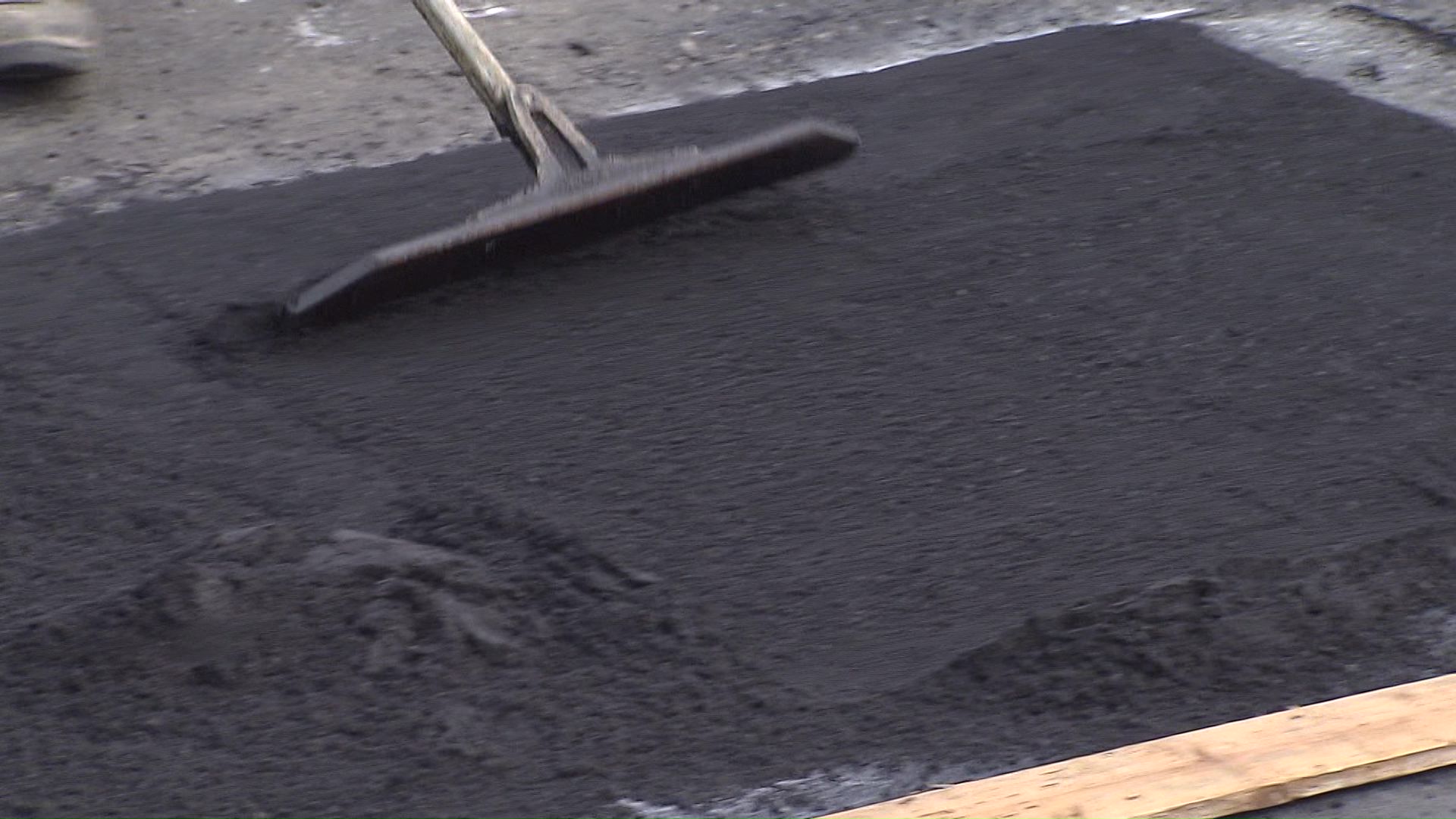 アスファルトを被せて補修