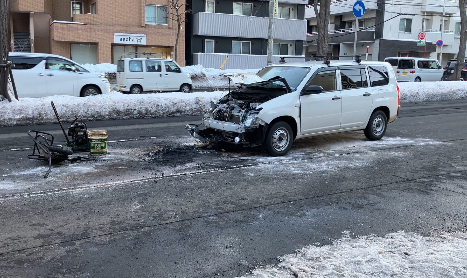 現場は片側３車線の中央付近