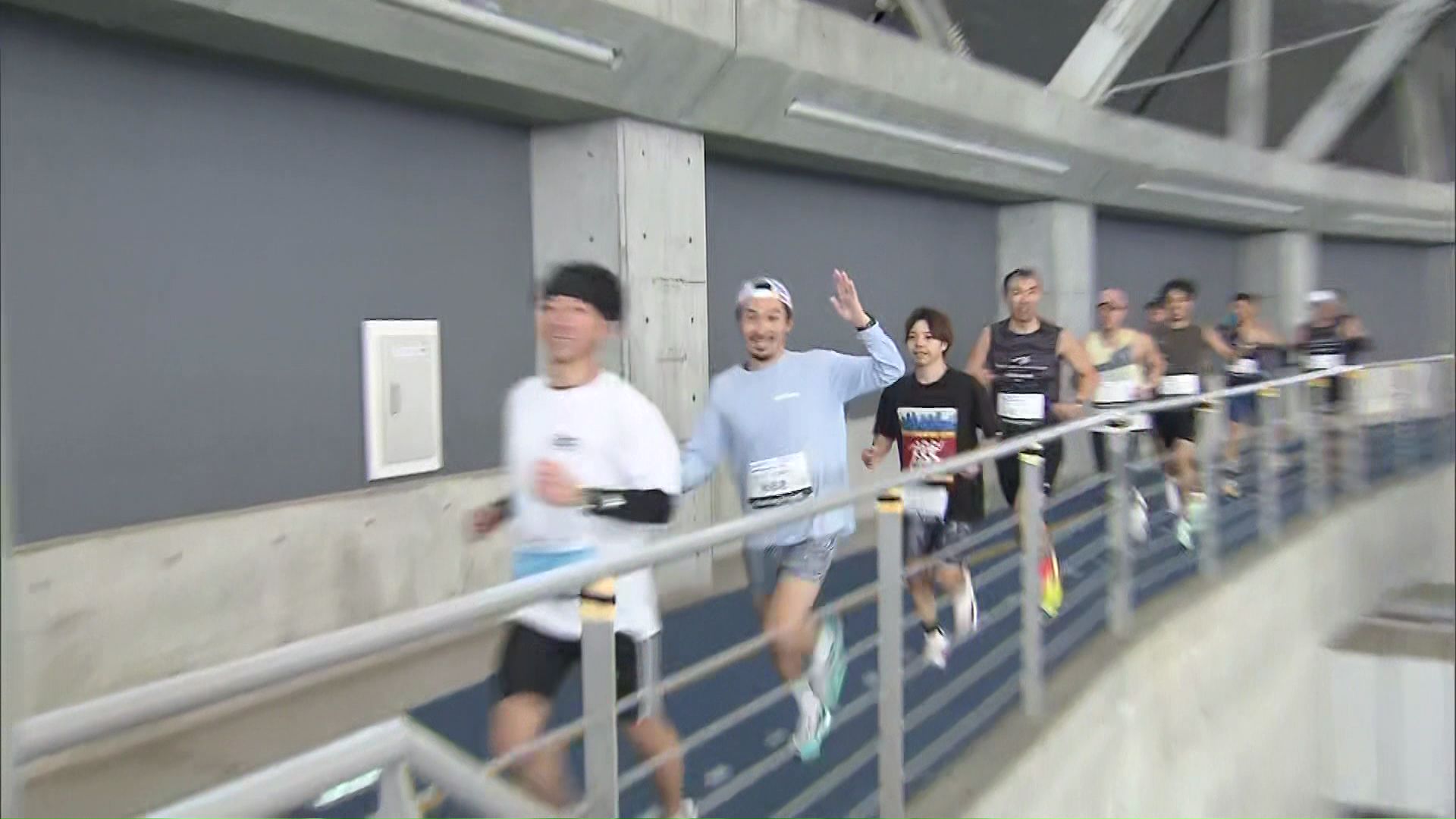 「ウエーブ走」に取り組む参加者たち