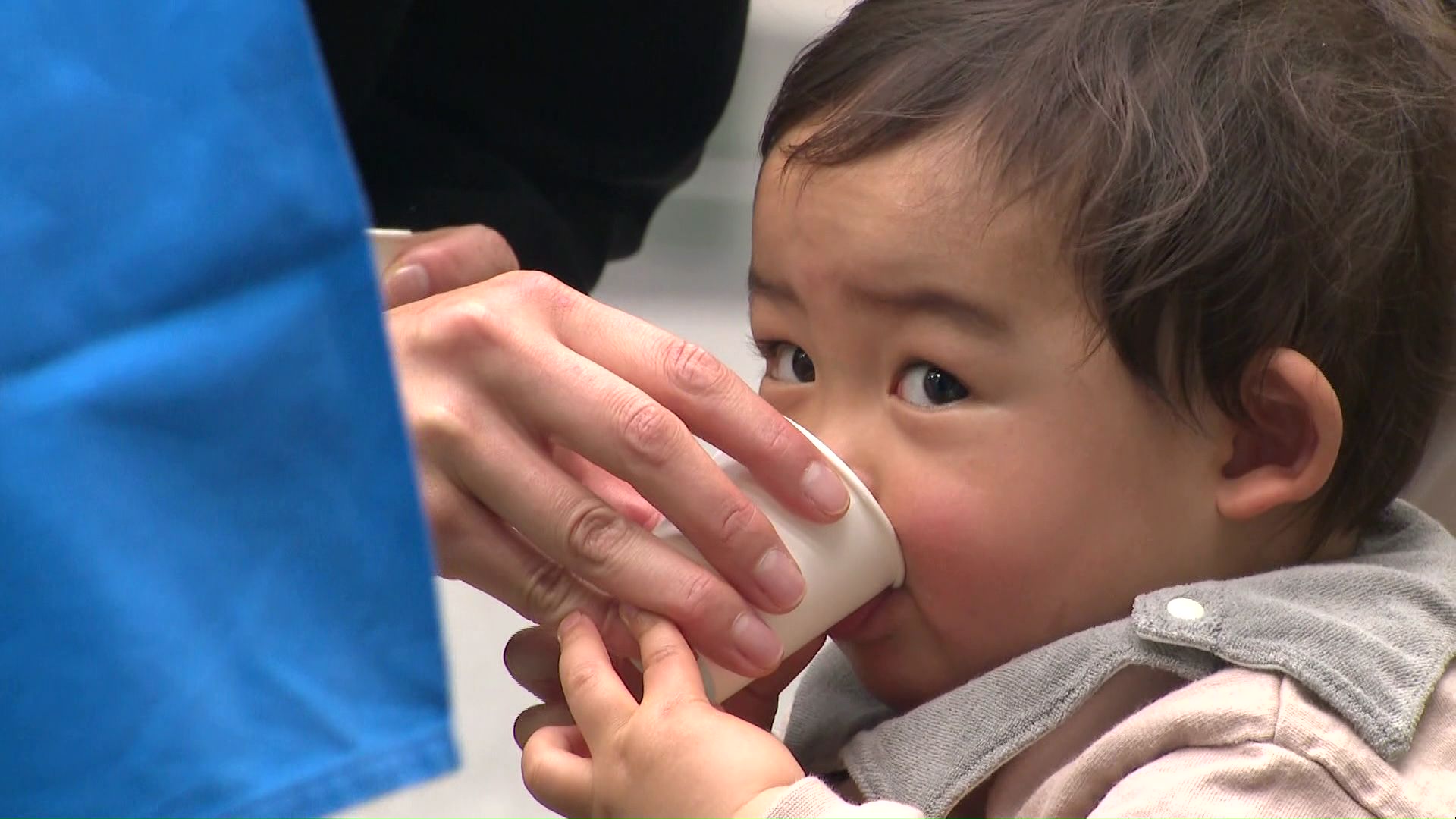 牛乳を飲む赤ちゃん