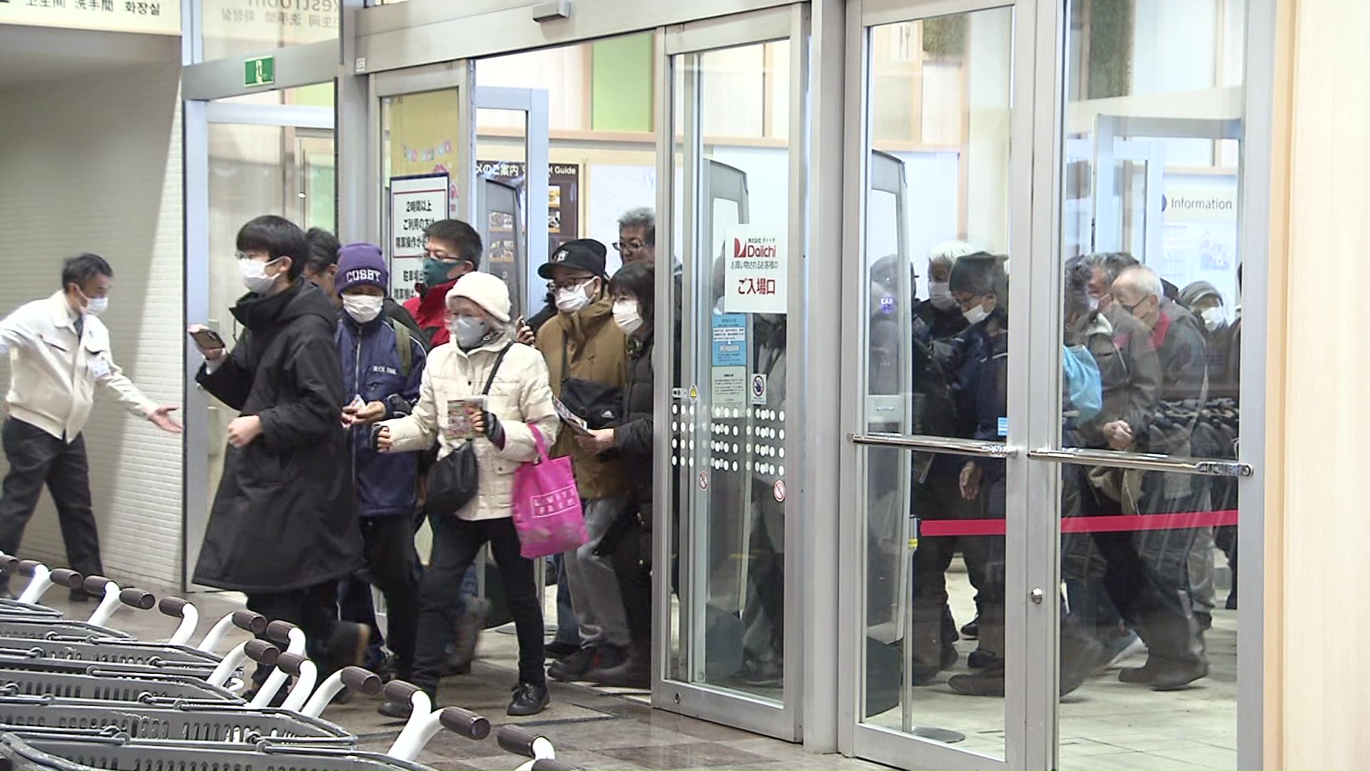 買い物客が続々入店