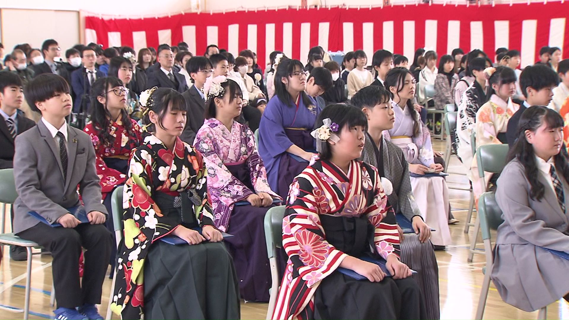 卒業式に臨む児童たち