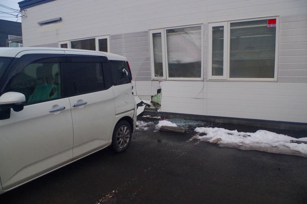 歯科医院の壁と突っ込んだ車(提供:道警)