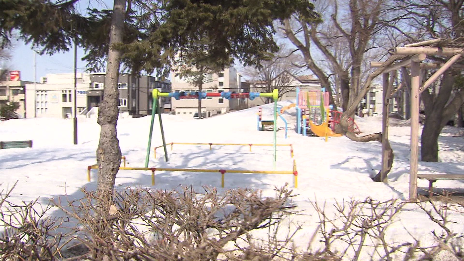 現場付近には公園や住宅が立ち並ぶ